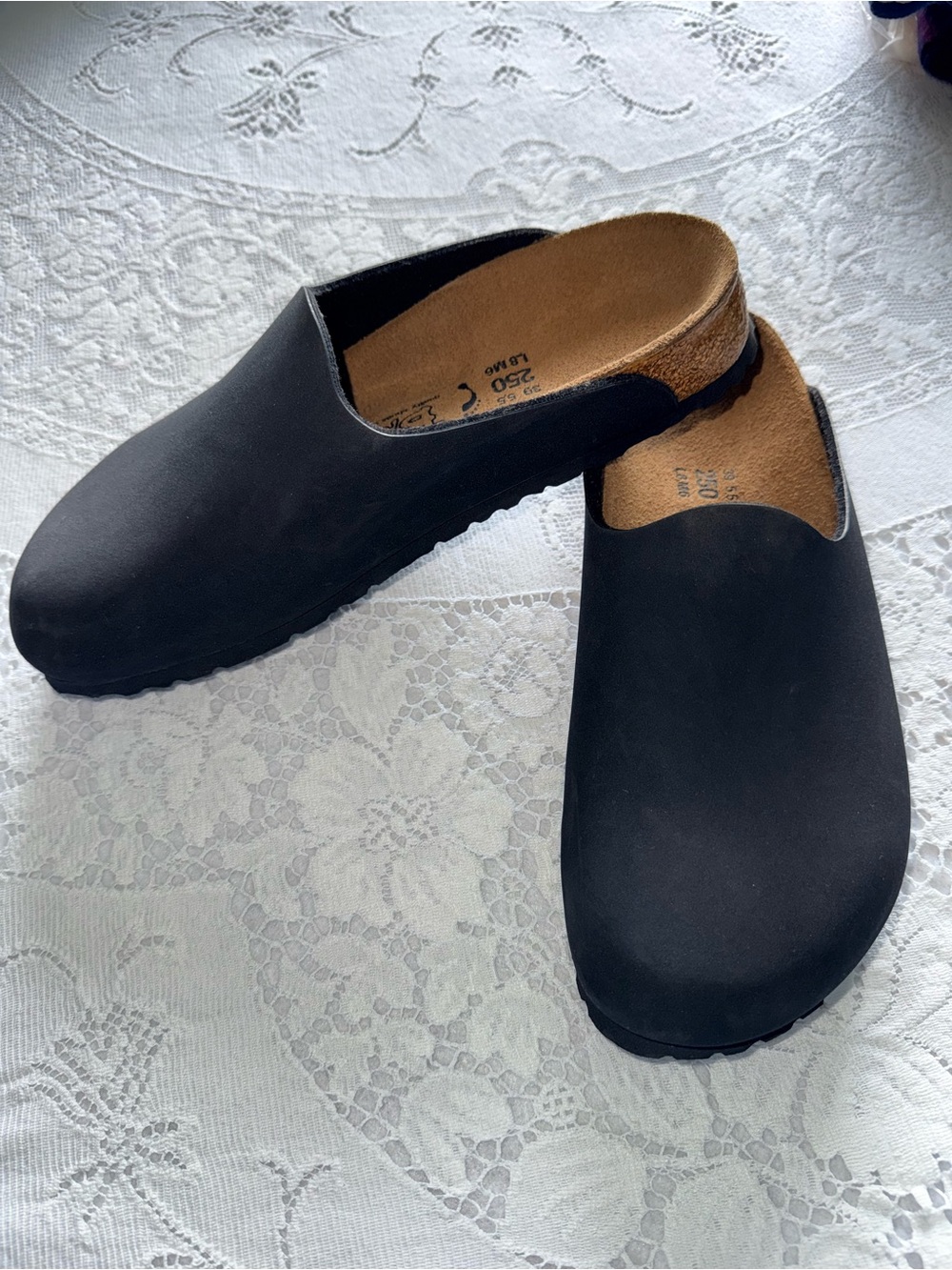 ⁠Birki’s Birkenstock Black Leather Clogs EU 39 US 8 L8 M6 Slip On Shoes